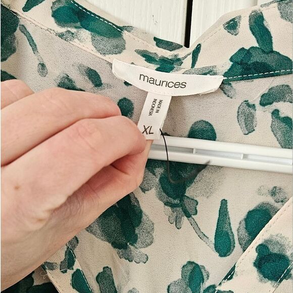 💝Floral Green and White Women's Top - Picture 2 of 3